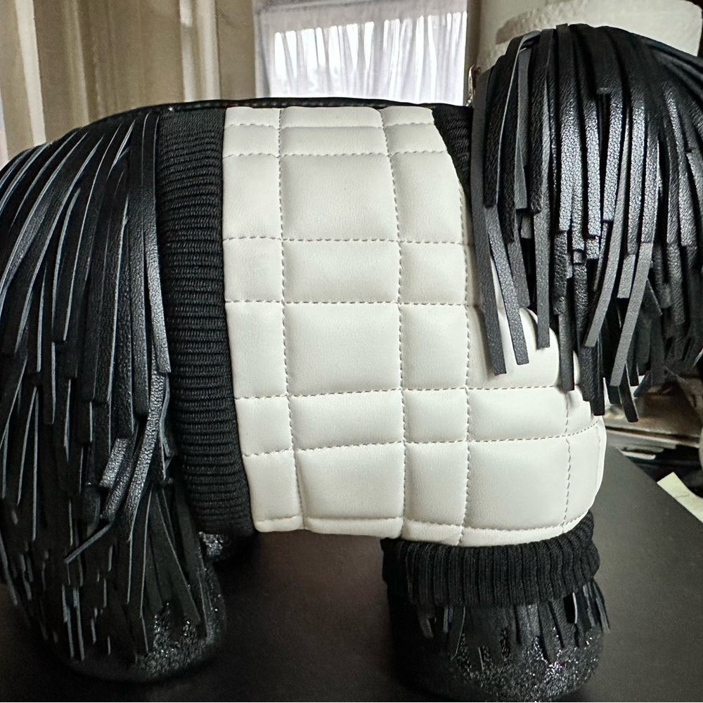 Kate Spade Shaggy Fringed 3d Dog Crossbody. NWT and dust bag. - Picture 3 of 8